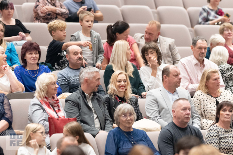 FOTO: Sirsnīgs koncerts Lielvārdē – Toms Antons un Santa Kasparsone saņem stāvovācijas