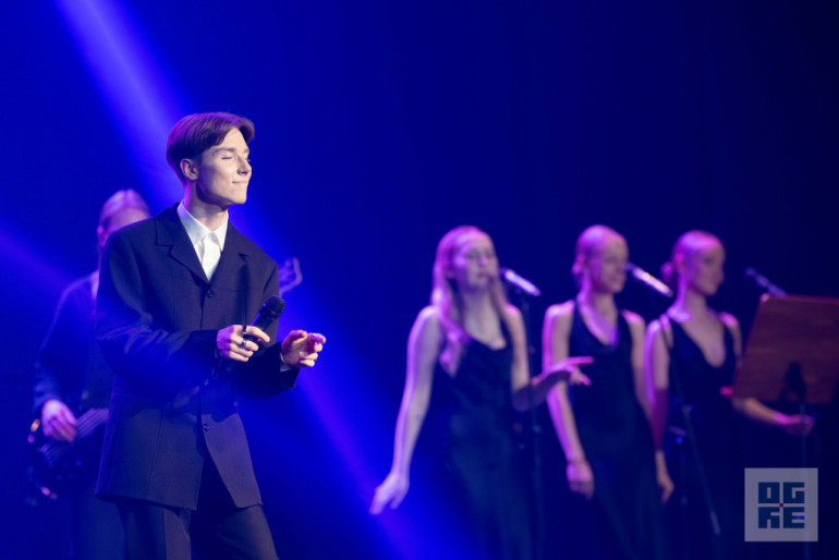 FOTO: Sirsnīgs koncerts Lielvārdē – Toms Antons un Santa Kasparsone saņem stāvovācijas