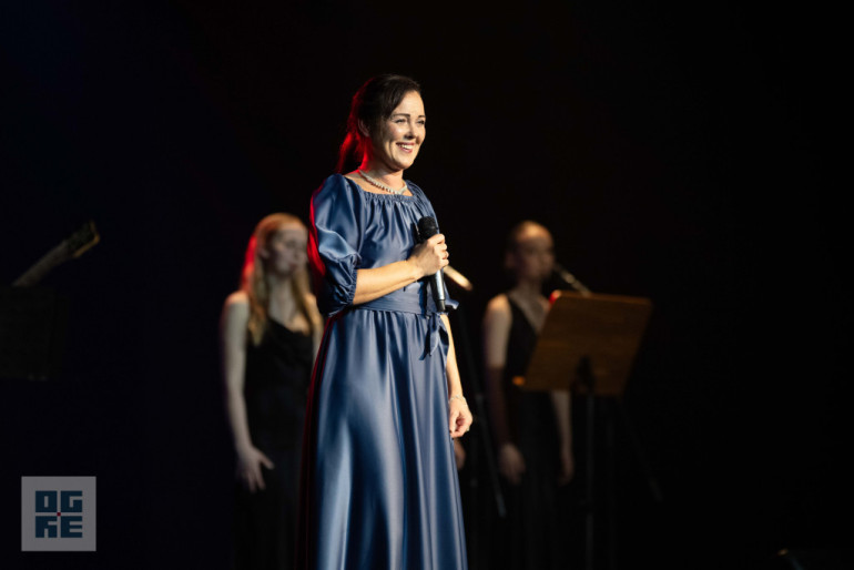 FOTO: Sirsnīgs koncerts Lielvārdē – Toms Antons un Santa Kasparsone saņem stāvovācijas