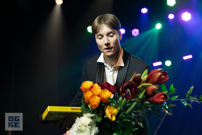 FOTO: Sirsnīgs koncerts Lielvārdē – Toms Antons un Santa Kasparsone saņem stāvovācijas