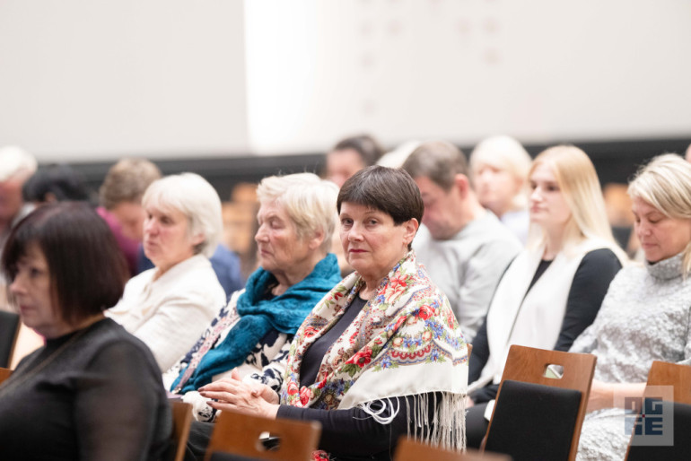 FOTO: Sirsnīgs koncerts Lielvārdē – Toms Antons un Santa Kasparsone saņem stāvovācijas