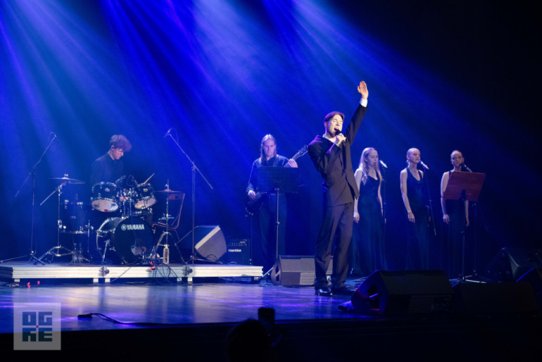 FOTO: Sirsnīgs koncerts Lielvārdē – Toms Antons un Santa Kasparsone saņem stāvovācijas