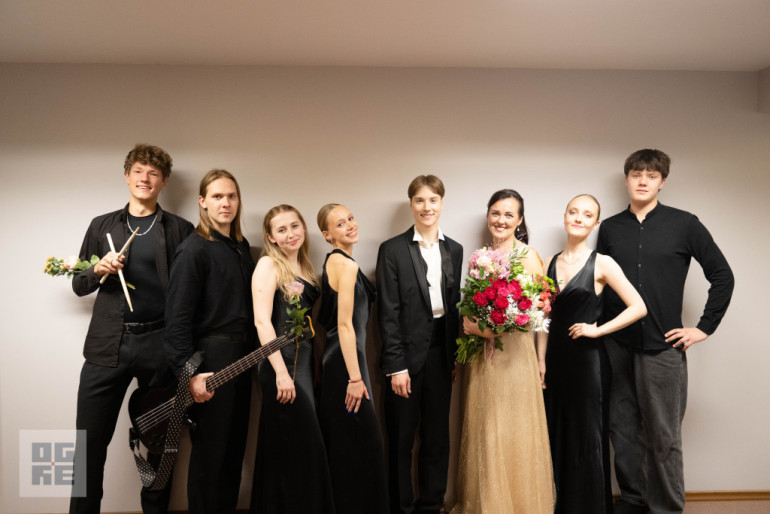 FOTO: Sirsnīgs koncerts Lielvārdē – Toms Antons un Santa Kasparsone saņem stāvovācijas