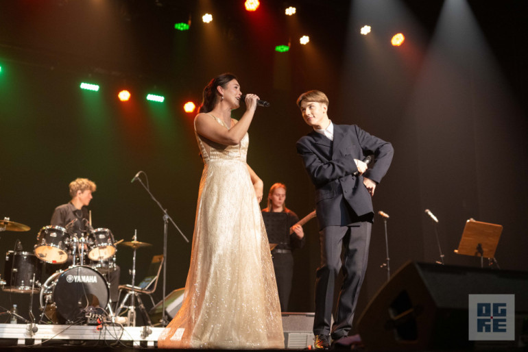 FOTO: Sirsnīgs koncerts Lielvārdē – Toms Antons un Santa Kasparsone saņem stāvovācijas