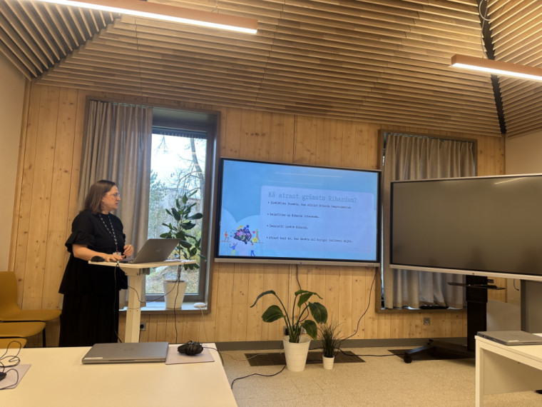 Ogres Centrālajā bibliotēkā profesionālās pilnveides seminārā tiekas novada skolu bibliotēku bibliotekāri