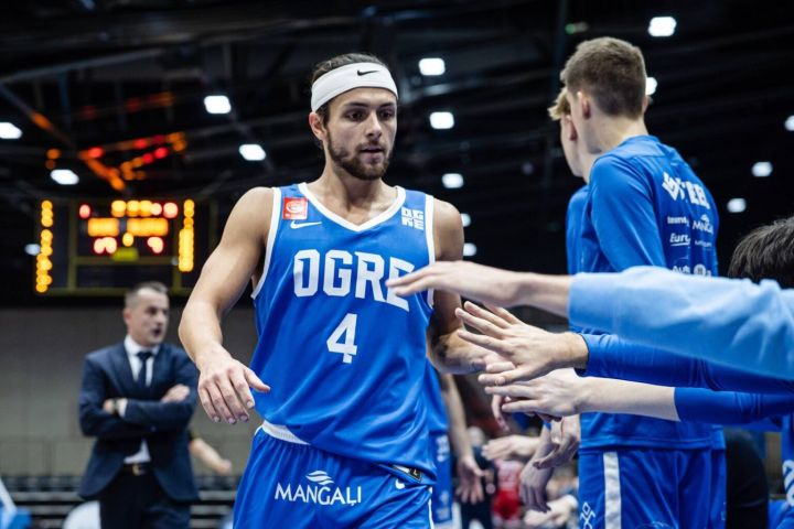 Nervozā cīņas galotnē “BK Ogre” par viena metiena tiesu pārspēj ventspilniekus