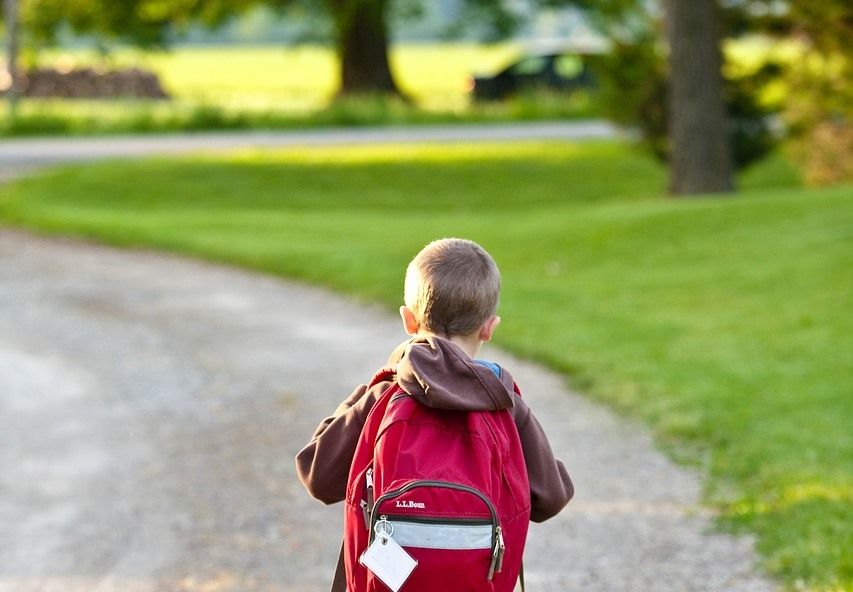 Tiesībsarga aptauja: Daļa vecāku nav apmierināti ar bērna mācību stundu sākuma laiku