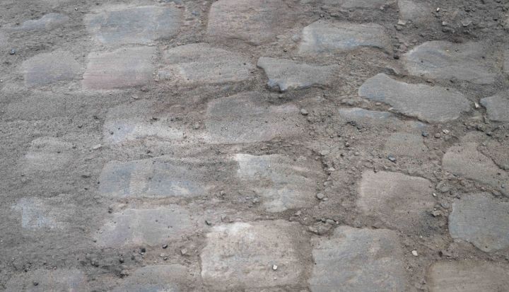 Veicot darbus topošajā Neatkarības laukumā, Ogrē, atrasts vēsturiskais bruģis