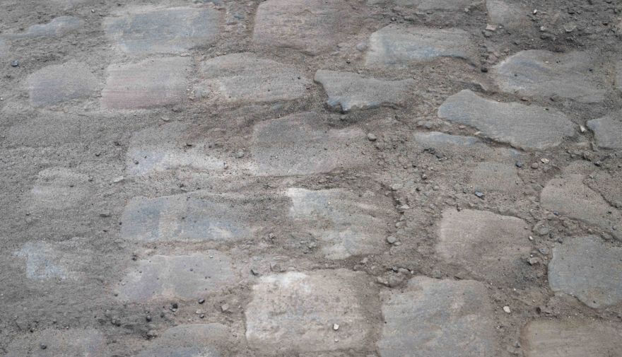 Veicot darbus topošajā Neatkarības laukumā, Ogrē, atrasts vēsturiskais bruģis
