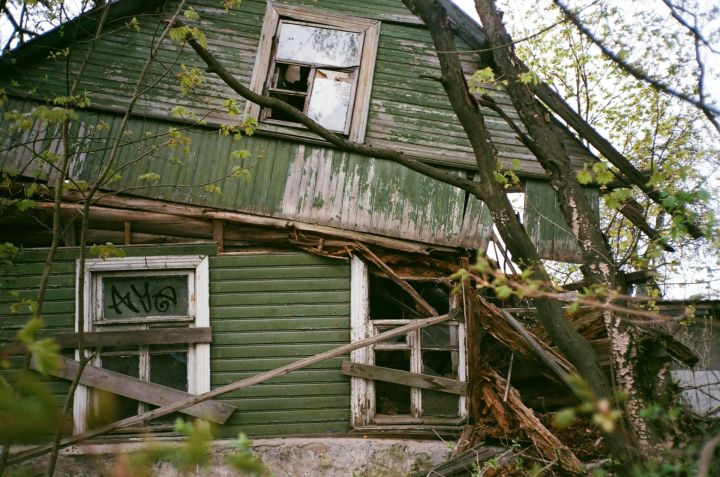 Vietējie iedzīvotāji nobažījušies par bīstamu ēku Ikšķilē