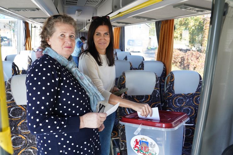 Attēls rakstam: FOTO: Balso pa ceļam – vēlēšanu autobusā