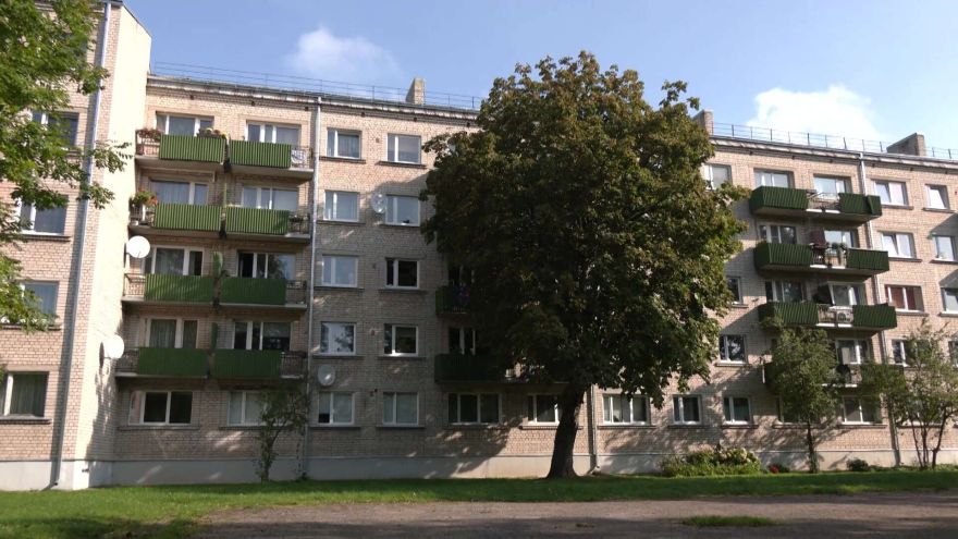 Kastaņkoks pret sauli - Ogres iedzīvotāja sašutusi par koku pretī mājas logiem