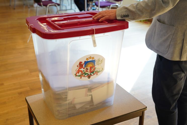 Attēls rakstam: Nepilnas trīs stundas pēc vēlēšanu beigām joprojām nav sākta balsu skaitīšana