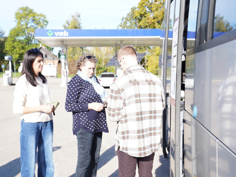 FOTO: Balso pa ceļam – vēlēšanu autobusā