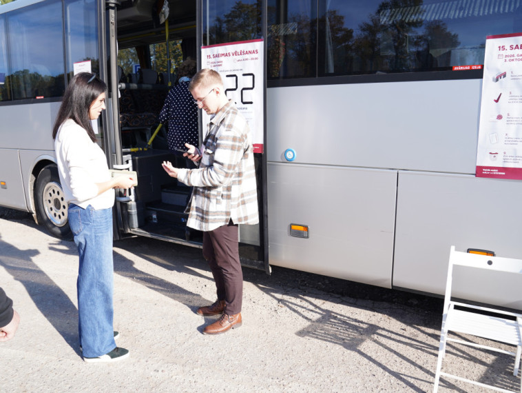 FOTO: Balso pa ceļam – vēlēšanu autobusā