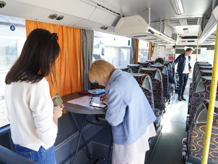 FOTO: Balso pa ceļam – vēlēšanu autobusā