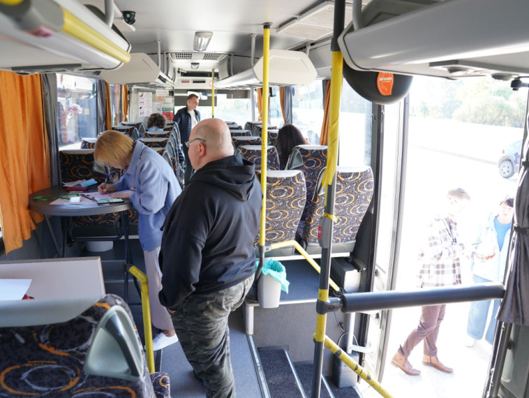 FOTO: Balso pa ceļam – vēlēšanu autobusā
