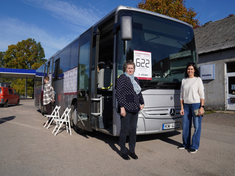 FOTO: Balso pa ceļam – vēlēšanu autobusā