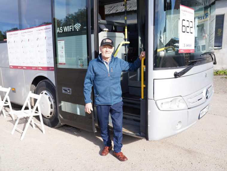 FOTO: Balso pa ceļam – vēlēšanu autobusā