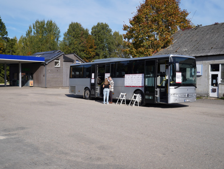 FOTO: Balso pa ceļam – vēlēšanu autobusā