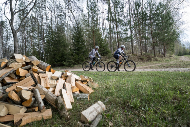 FOTO: Ķegumā aizvadīts spraigs kalnu riteņbraukšanas maratons