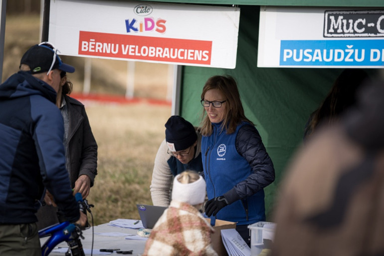 FOTO: Ķegumā aizvadīts spraigs kalnu riteņbraukšanas maratons
