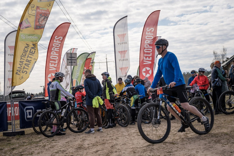 FOTO: Ķegumā aizvadīts spraigs kalnu riteņbraukšanas maratons