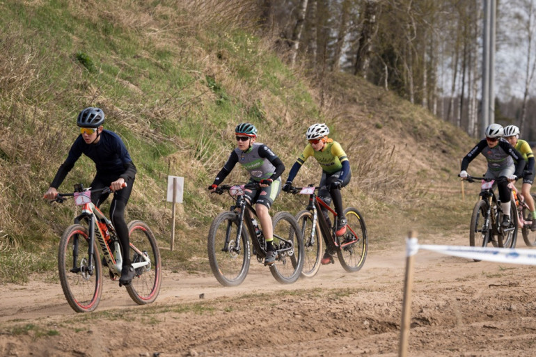 FOTO: Ķegumā aizvadīts spraigs kalnu riteņbraukšanas maratons