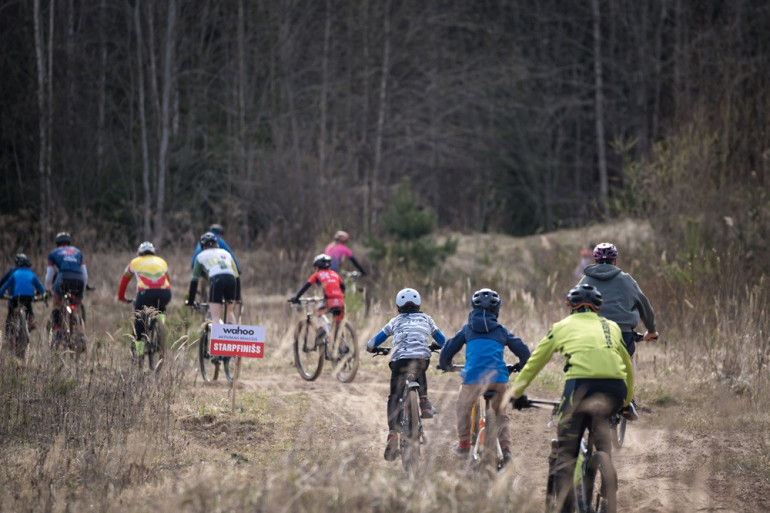 FOTO: Ķegumā aizvadīts spraigs kalnu riteņbraukšanas maratons