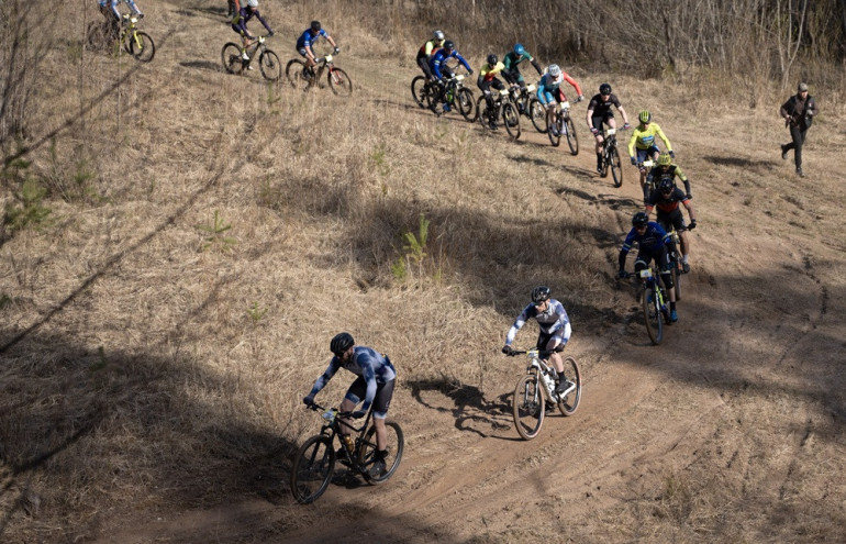 FOTO: Ķegumā aizvadīts spraigs kalnu riteņbraukšanas maratons