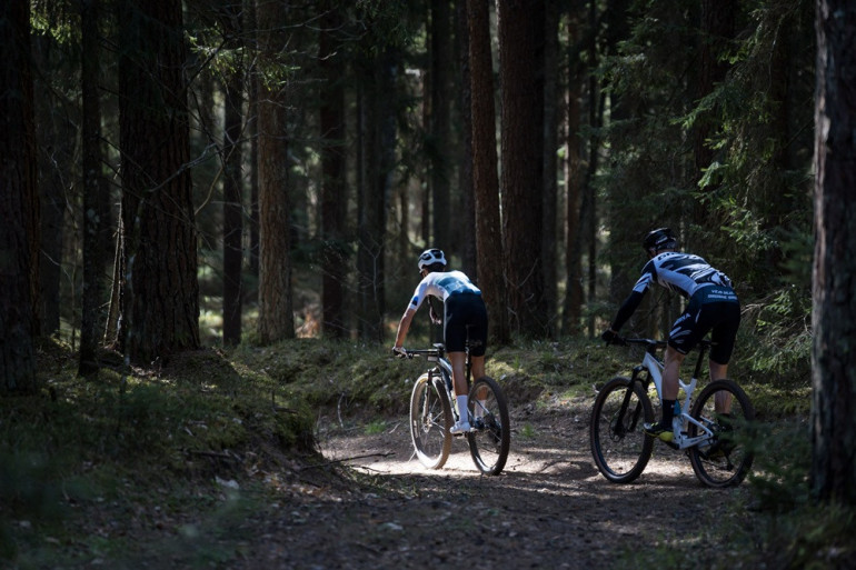 FOTO: Ķegumā aizvadīts spraigs kalnu riteņbraukšanas maratons
