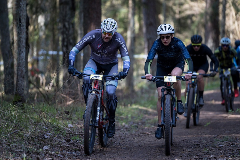 FOTO: Ķegumā aizvadīts spraigs kalnu riteņbraukšanas maratons