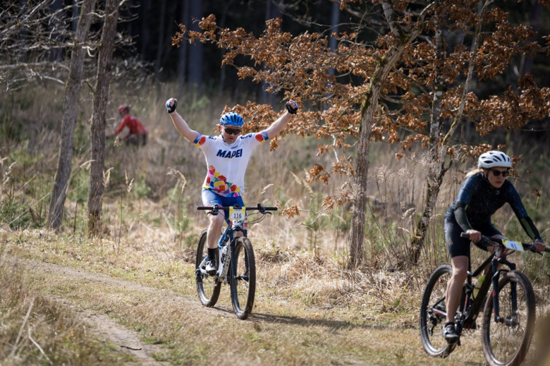 FOTO: Ķegumā aizvadīts spraigs kalnu riteņbraukšanas maratons