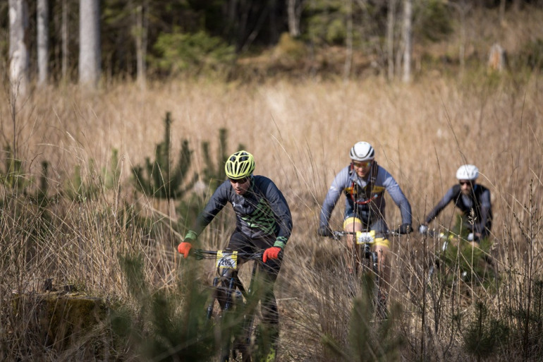 FOTO: Ķegumā aizvadīts spraigs kalnu riteņbraukšanas maratons