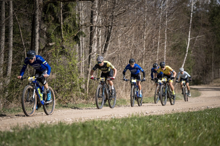 FOTO: Ķegumā aizvadīts spraigs kalnu riteņbraukšanas maratons