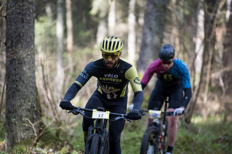 FOTO: Ķegumā aizvadīts spraigs kalnu riteņbraukšanas maratons