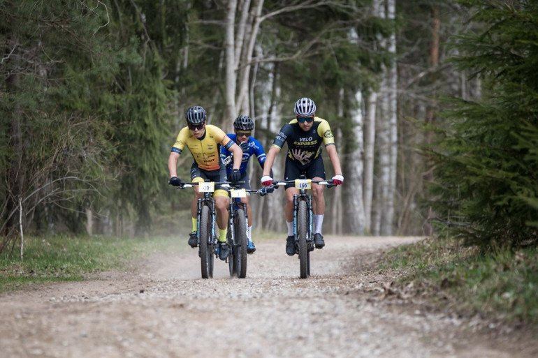 FOTO: Ķegumā aizvadīts spraigs kalnu riteņbraukšanas maratons
