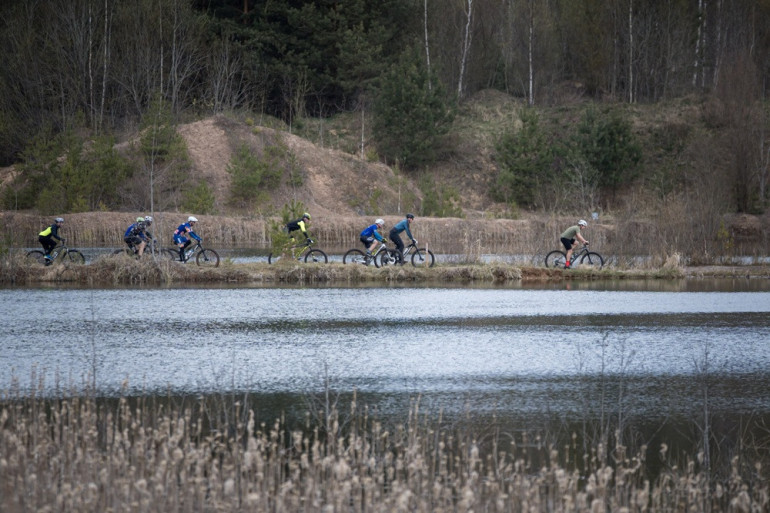 FOTO: Ķegumā aizvadīts spraigs kalnu riteņbraukšanas maratons