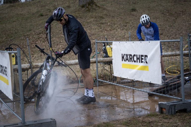 FOTO: Ķegumā aizvadīts spraigs kalnu riteņbraukšanas maratons