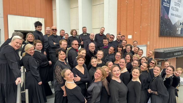 No skatuves uz skatuvi — koris "Ikšķile" svin augstāko pakāpi koru skatē un sapņo par uzstāšanos Krakovā