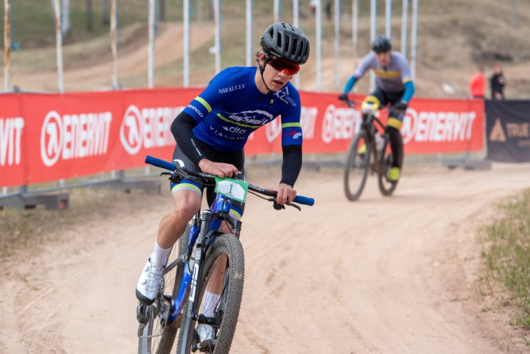 FOTO: Ķegumā aizvadīts spraigs kalnu riteņbraukšanas maratons