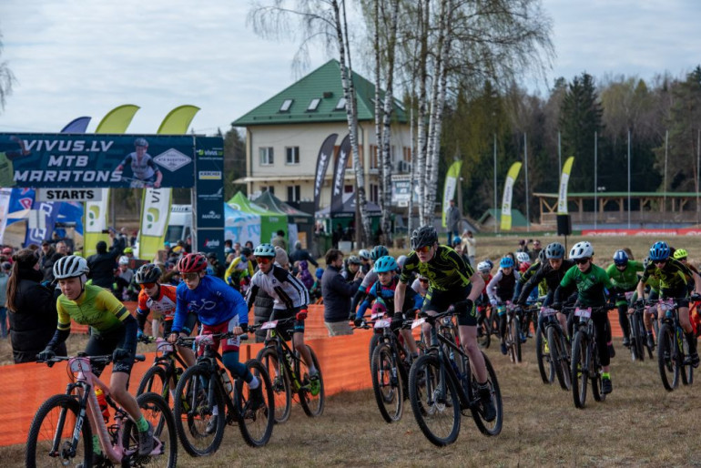 FOTO: Ķegumā aizvadīts spraigs kalnu riteņbraukšanas maratons