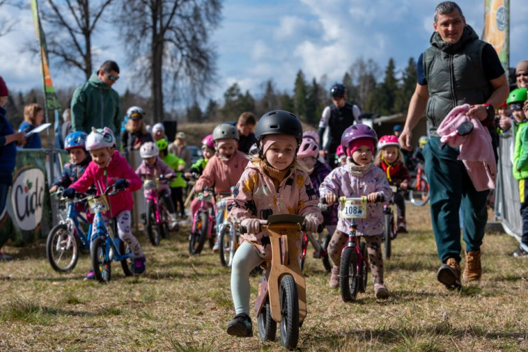 FOTO: Ķegumā aizvadīts spraigs kalnu riteņbraukšanas maratons