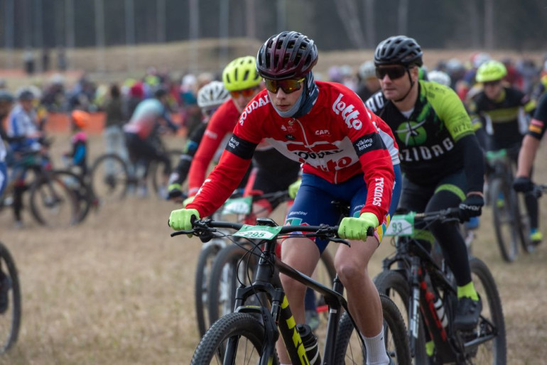 FOTO: Ķegumā aizvadīts spraigs kalnu riteņbraukšanas maratons