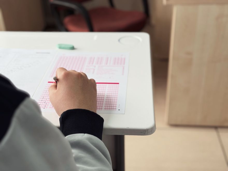 Strīdīgā skolēnu vērtēšanas reforma apstiprināta: kas par to jāzina bērniem un viņu vecākiem?