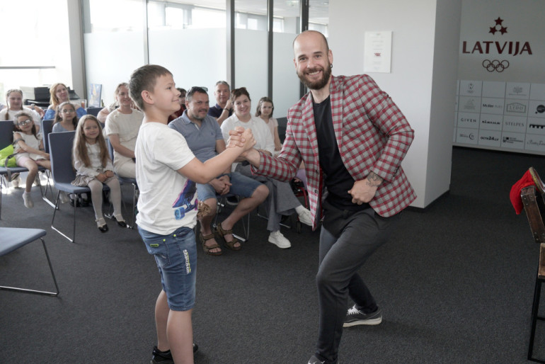 FOTO: Sveikti Olimpiskās dienas zīmējumu konkursa uzvarētāji; spoži panākumi Ikšķiles un Ogres skolēniem