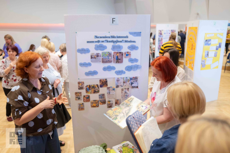 FOTO: 53 pieredzes stāsti un 120 pirmsskolas pedagogi – Ogres novadā apkopotas gada laikā gūtās atziņas