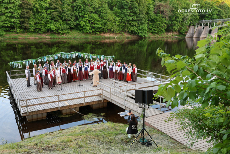 FOTO: Kur upe satiekas ar mūziku – izskanējis pirmais cikla "Upes vakari" koncerts