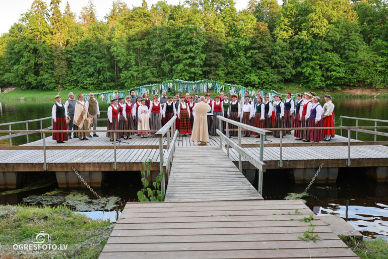 FOTO: Kur upe satiekas ar mūziku – izskanējis pirmais cikla "Upes vakari" koncerts