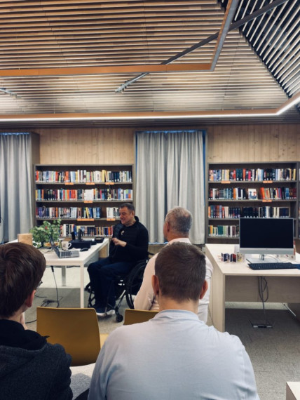 Jauniešu lasītavā viesojas olimpiskais čepions Aigars Apinis